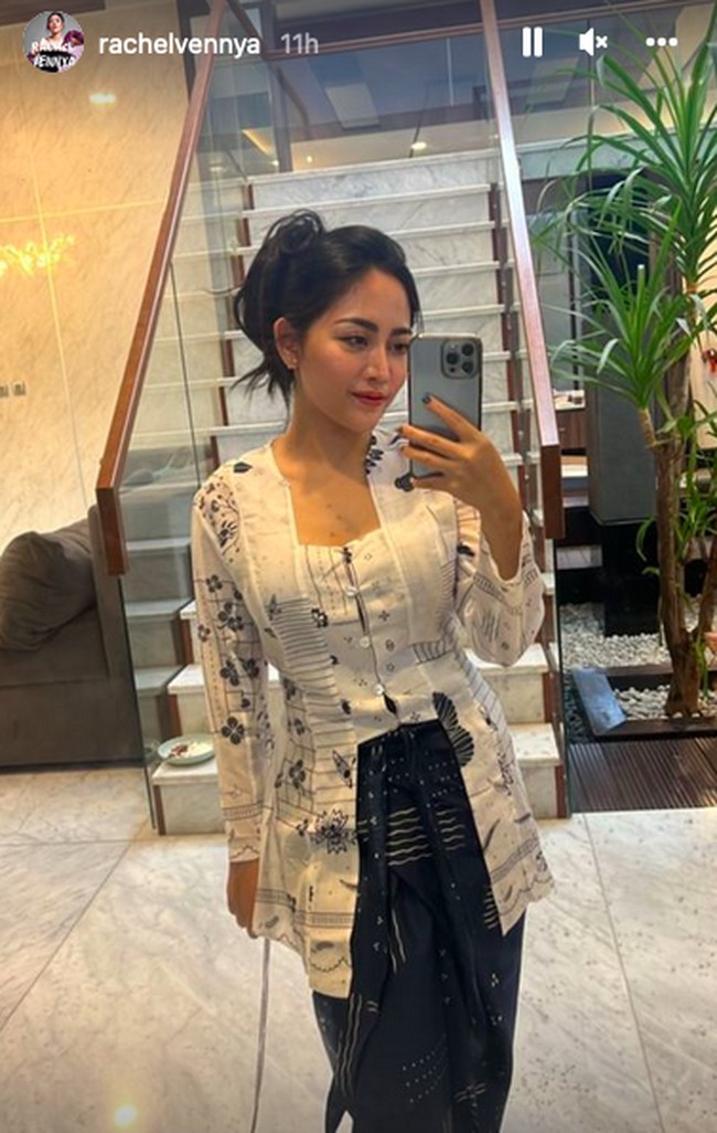 Pakaian Rachel Vennya sendiri hadir dalam siluet kebaya kutubaru yang dipermanis dengan aksen sabuk. (Foto: Instagram/@rachelvennya)