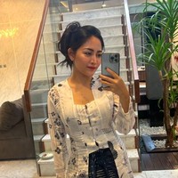 Pakaian Rachel Vennya sendiri hadir dalam siluet kebaya kutubaru yang dipermanis dengan aksen sabuk. (Foto: Instagram/@rachelvennya)