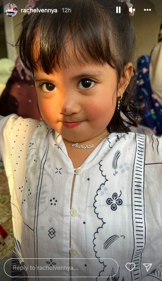 Putri Rachel Vennya tak kalah modis. Gayanya disempurnakan dengan kalung yang dihiasi lontin tulisan namanya. (Foto: Instagram/@rachelvennya)