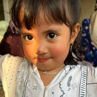 Putri Rachel Vennya tak kalah modis. Gayanya disempurnakan dengan kalung yang dihiasi lontin tulisan namanya. (Foto: Instagram/@rachelvennya)