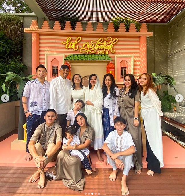 Gaya berseragam Rachel Vennya dan mantan suaminya langsung mengundang reaksi positif netizen. Bahkan tak sedikit yang mendoakan mereka untuk rujuk kembali. (Foto: Instagram/@rachelvennya)