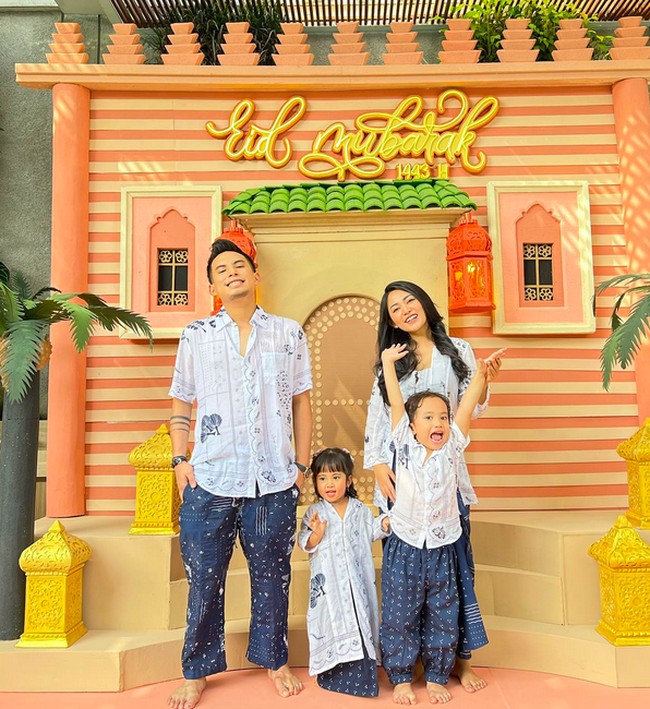 Rachel Vennya dan Niko bahkan mengenakan seragam keluarga layaknya pasangan suami-istri. Busana senada juga dipakai oleh kedua anak mereka, Aurorae dan Xabiru. (Foto: Instagram/@rachelvennya)