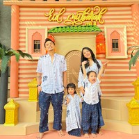 Rachel Vennya dan Niko bahkan mengenakan seragam keluarga layaknya pasangan suami-istri. Busana senada juga dipakai oleh kedua anak mereka, Aurorae dan Xabiru. (Foto: Instagram/@rachelvennya)