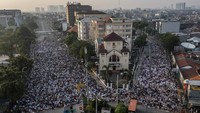 Foto aerial umat Islam bersiap menunaikan ibadah Shalat Idul Fitri 1 Syawal 1443 Hijriah di Jatinegara, Jakarta, Senin (2/5/2022). ANTARA FOTO/Galih Pradipta  