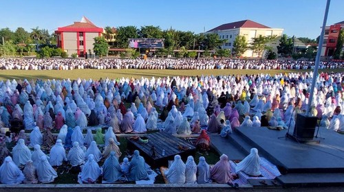 Ribuan umat Muslim sholat Ied di lapangan Polda NTT dipimpin Khatib Ustad Muhammad Nur Nazli, S.Ag dan wakil khatib, Drs H. Ramli Deni, Senin (2/5/2022)