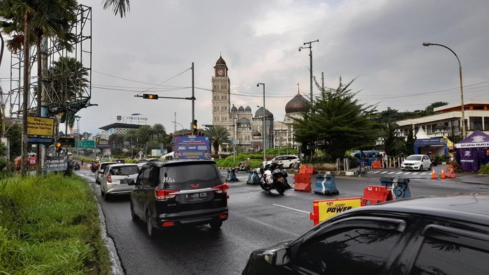 Situasi lalu lintas ke arah Puncak, Bogor, Jawa Barat di hari pertama Lebaran 2022.