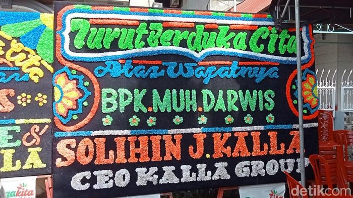 Staf mantan Wakil Presiden RI ke-10 dan ke-12  Jusuf Kalla (JK), Muhammad Darwis meninggal dunia saat salat Idul Fitri pagi tadi di Makassar. Tampak karangan bunga dari Solihin Jusuf Kalla selaku CEO Kalla Group (detikSulsel/Muh Ishak Agus)