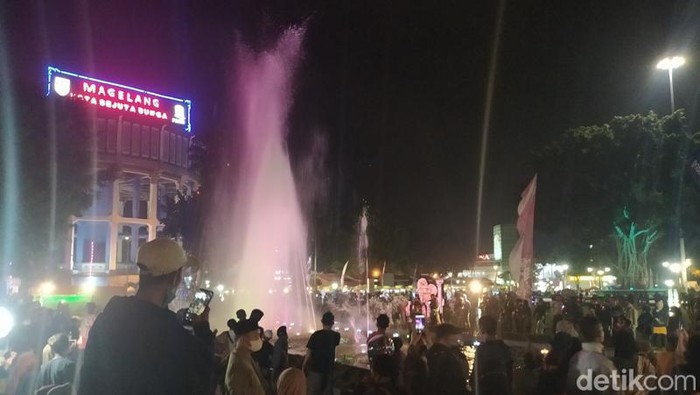 Suasana air mancur menari di Alun-Alun Kota Magelang.