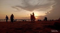 Pengunjung Pantai Petitenget di Seminyak Bali 