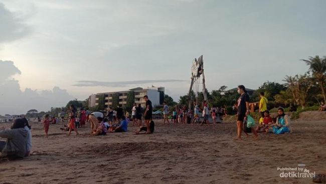 Itinerary Jalan-Jalan Seru 7 Hari di Seminyak, Badung Bali - Hari Pertama: Menikmati Pantai Seminyak