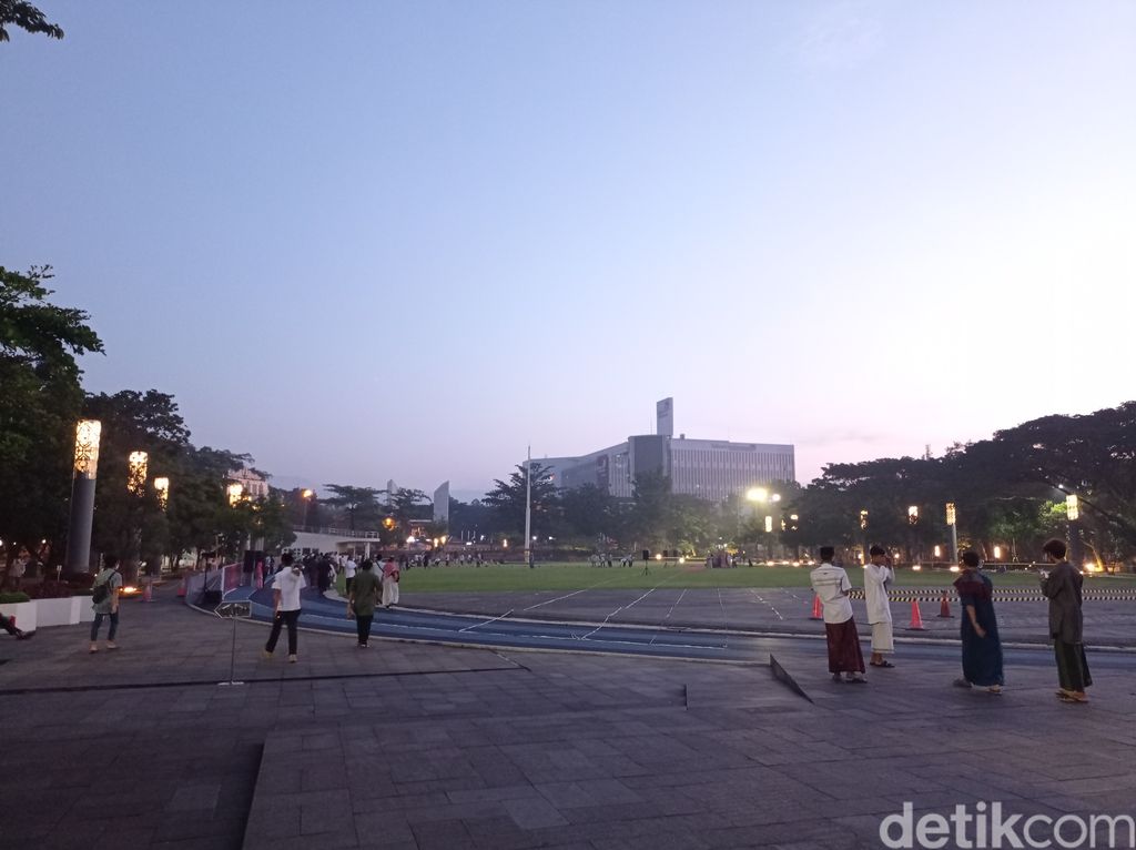 Suasana jelang salat Id di Lapangan Gasibu.