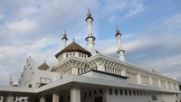 Masjid Agung Kota Tasikmalaya terletak di pusat kota santri, kota Tasikmalaya. Masjid terletak di Jalan Mesjid Agung yang bersimpangan dengan Jalan KHZ Mustofa, dan Jalan Yudanegara.