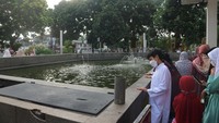 Di halaman Masjid Agung Kota Tasikmalaya jadi tempat favorit masyarakat untuk ngabuburit.
