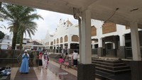 Masjid ini sudah berusia ratusan tahun, dibangun tahun 1886, diresmikan di tahun 1888 dan beberapa kali direnovasi. Dari catatan detikcom, masjid ini sudah lima kali direnovasi.