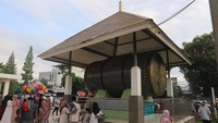 Di halaman masjid ada beduk raksasa yang sering menjadi tempat selfie buat pengunjung.