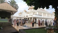Masjid Agung Kota Tasikmalaya, bangunan aslinya sempat dirubuhkan untuk dimakeover secara total selama beberapa tahun yang hasilnya bisa terlihat cantik dan megah seperti ini. 