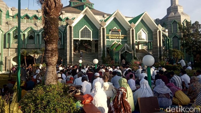Suasana persiapan salat Idul Fitri di Masjid Al Markaz pagi ini (detikSulsel/Muh Ishak Agus)