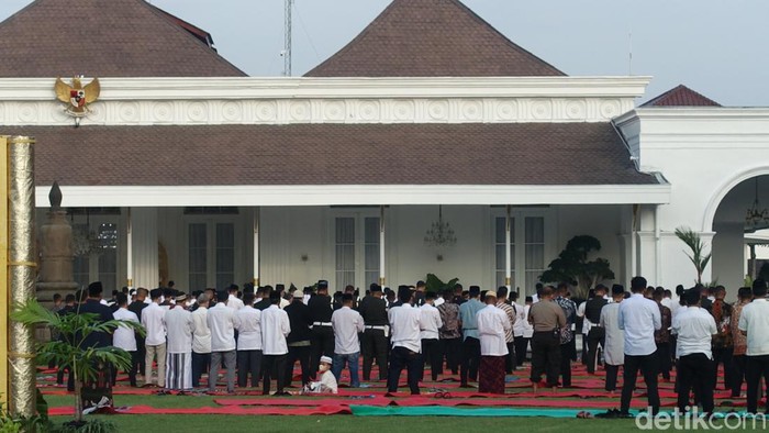 Suasana Salat Id di Gedung Agung Jogja, Senin (1/5/2022). Beberapa warga diperbolehkan ikut salat Id bareng Presiden Jokowi.