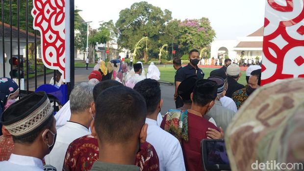 Suasana Salat Id di Gedung Agung Jogja, Senin (1/5/2022). Beberapa warga diperbolehkan ikut salat Id bareng Presiden Jokowi.