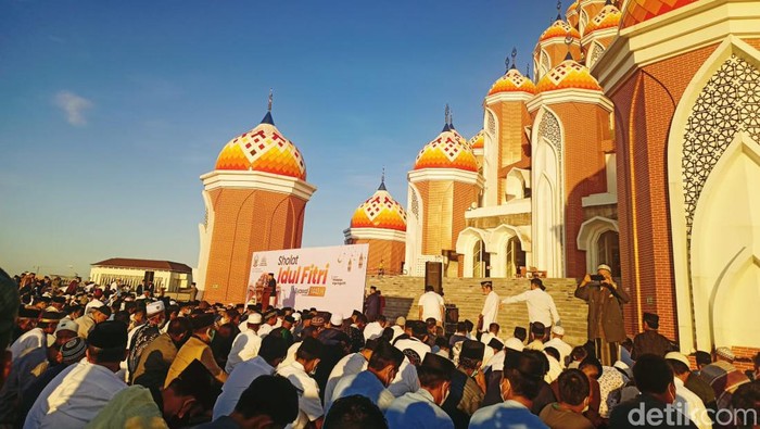 Suasana salat Id di pelataran Masjid 99 Kubah dan kawasan Lego-lego Makassar.