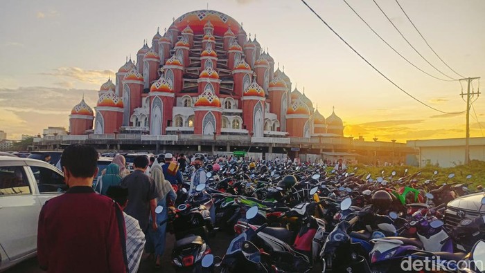 Suasana salat Id di pelataran Masjid 99 Kubah dan kawasan Lego-lego Makassar.