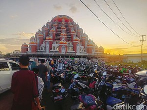 Salat Idul Fitri di Pelataran Masjid 99 Kubah, Jemaah Mulai Berdatangan