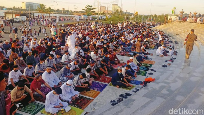 Suasana salat Id di pelataran Masjid 99 Kubah dan kawasan Lego-lego Makassar.