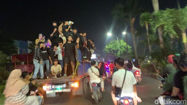 Takbir keliling di Karawang.