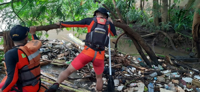 Tim SAR  mencari Ahmad Fadilah, anak laki-laki usia 9 tahun yang hilang di Kali Angke.