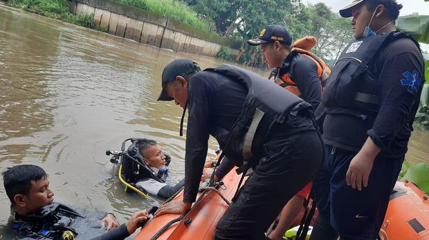 Tim SAR  mencari Ahmad Fadilah, anak laki-laki usia 9 tahun yang hilang di Kali Angke.