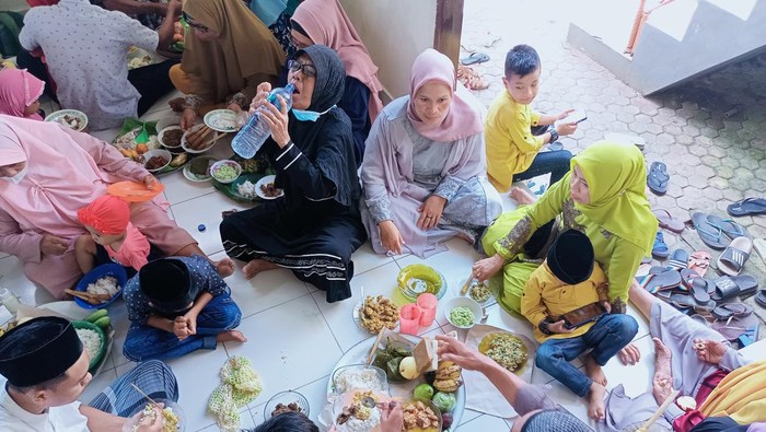 Warga Kampung Sindu, Desa Keramas, Kecamatan Blahbatuh, Gianyar makan bersama atau magibung saat Idul Fitri, Senin (2/5/2022).