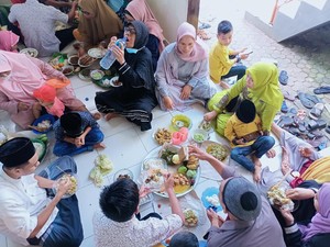 Syukuran Idul Fitri, Kampung Sindu Gianyar Gelar Tradisi Magibung