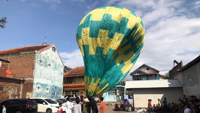 Tradisi ngapungkeun balon di Garut.