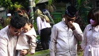 Tangis mereka tak terbendung saat mendoakan kedua mendiang. Foto: Noel/detikHOT