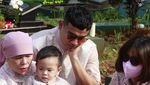 5 Potret Keluarga Kunjungi Makam Bibi-Vanessa, Tangis Tak Terbendung