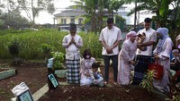 Keluarga mengunjungi makam Vanessa Angel dan Bibi Ardiansyah. Foto: Noel/detikHOT
