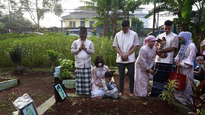 Vanessa Angel, Bibi Ardiansyah Keluarga kunjungi makam Vanessa Angel dan Bibi Ardiansyah.