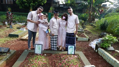 5 Potret Keluarga Kunjungi Makam Bibi-Vanessa, Tangis Tak Terbendung