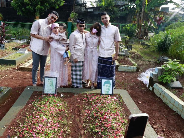 5 Potret Keluarga Kunjungi Makam Bibi-Vanessa, Tangis Tak Terbendung