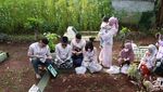 5 Potret Keluarga Kunjungi Makam Bibi-Vanessa, Tangis Tak Terbendung