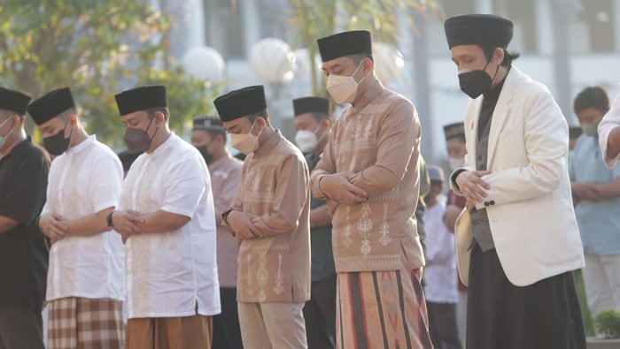 Wali Kota Eri Cahyadi salat id di balai kota Surabaya