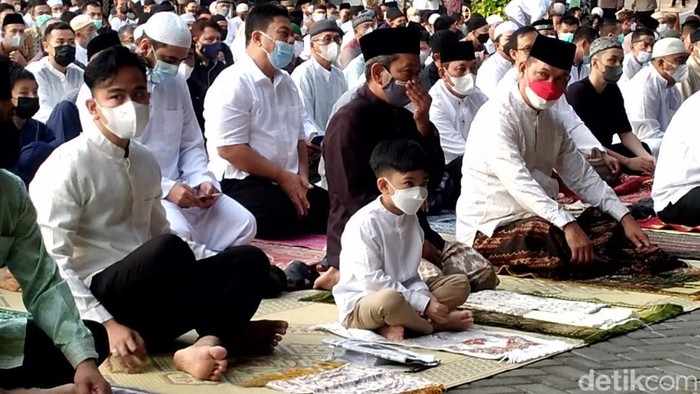 Wali Kota Solo Gibran Rakabuming Raka salat Id di halaman Balai Kota Solo, Senin (2/5/2022).
