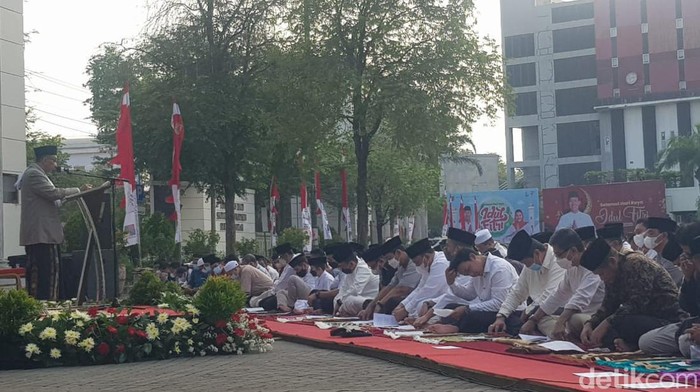 Wali Kota Solo Hendrar Prihadi melaksanakan salat Id di Balai Kota Solo, Senin (2/5/2022).