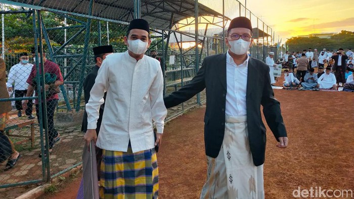 Walkot Makassar Danny Pomanto bersama Ketua DPRD Makassar Rudianto Lallo Salat Id di Lapangan Karebosi Makassar.