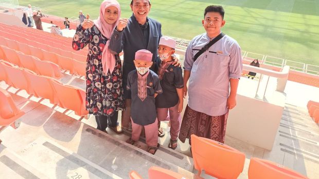 Warga antusias berswafoto di dalam JIS usai salat Id