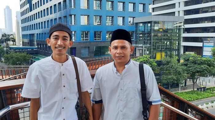 Warga berfoto di JPO Pinisi saat lebaran