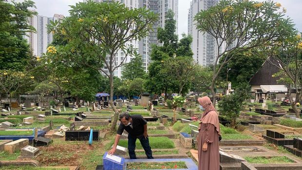 Warga datangi TPU Menteng Pulo untuk berziarah saat lebaran