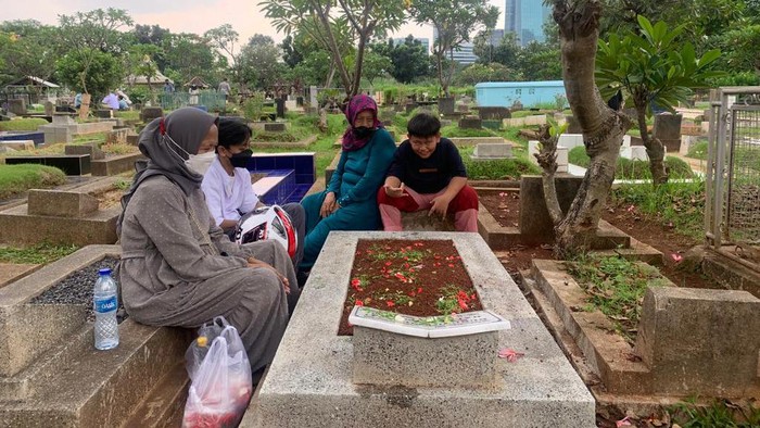 Warga datangi TPU Menteng Pulo untuk berziarah saat lebaran