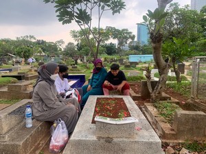 TPU Menteng Pulo Ramai Didatangi Peziarah Saat Lebaran