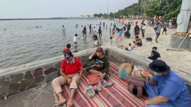 Warga kunjungi Ancol, Jakut di hari pertama lebaran 2022